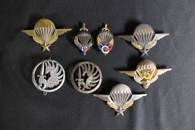 six insignes militaires différents sur fond noir