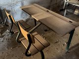 un bureau en bois et deux chaises dans une pièce