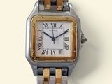 gros plan d'une montre-bracelet avec des chiffres romains