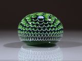 une boule en verre ornée d'un motif vert et blanc