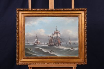 une photo d'un tableau posé sur un chevalet, représentant un voilier sur l'eau