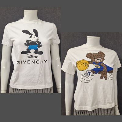 Deux t-shirts ornés d'un personnage de bande dessinée sont présentés sur un mannequin