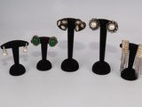 un lot de cinq paires de boucles d'oreilles et de clous d'oreilles