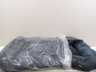 un sac en plastique posé sur un matelas posé à même le sol