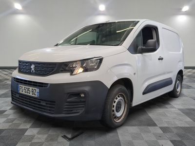 la camionnette blanche est garée sur le sol en damier d'une pièce
