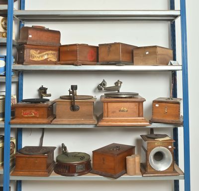 de nombreux types de boîtes en bois sur une étagère