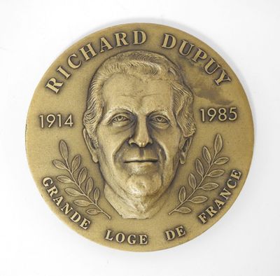 plaque représentant un homme barbu et moustachu sur fond blanc