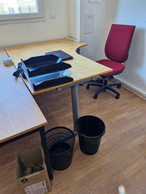 un bureau avec une chaise rouge et une autre chaise rouge à côté