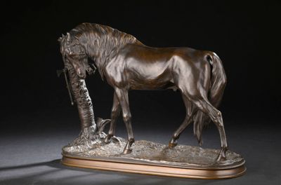 statue en bronze représentant un cheval, posée sur un socle en bois avec un fond noir