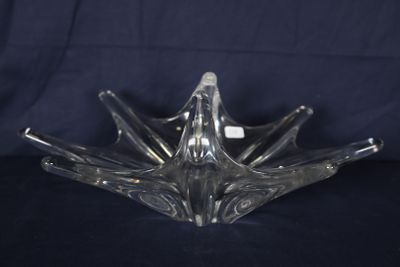 une image représentant un saladier en verre transparent sur fond noir