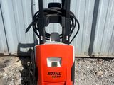 un gros plan d'un petit compresseur électrique posé au sol