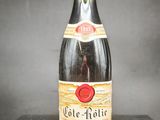 une bouteille de vin posée sur une table