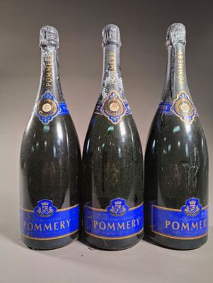 trois bouteilles de champagne Pommery posées sur une table