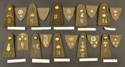 de nombreux types de badges exposés sur un mur