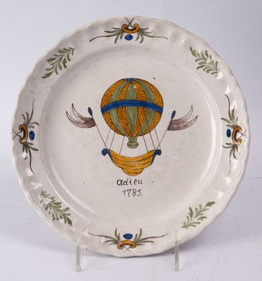 une assiette sur laquelle est représentée une montgolfière