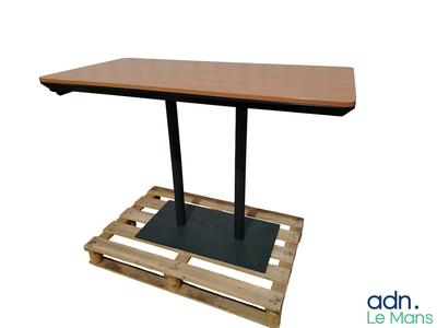 une table en bois avec un piètement noir posée sur une palette