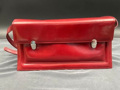 CHARLES JOURDAN, Sac porté épaule en cuir rouge. Modèle rectangulaire 