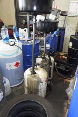 de nombreux réservoirs d'essence et d'autres équipements dans un garage
