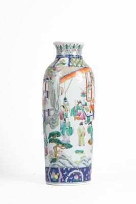 CHINE, CANTON, XXe Vase rouleau à col resserré en porcelaine…