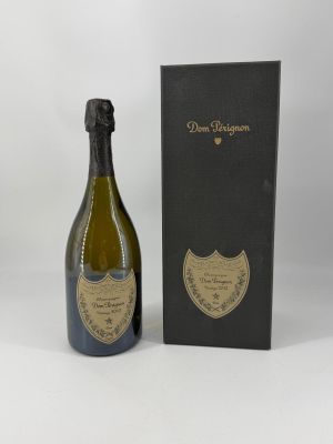 une bouteille de champagne devant une boîte noire