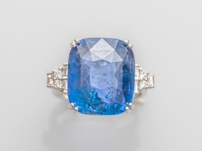 une bague en saphir bleu et diamant