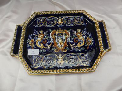 une assiette bleue et dorée ornée d'un motif