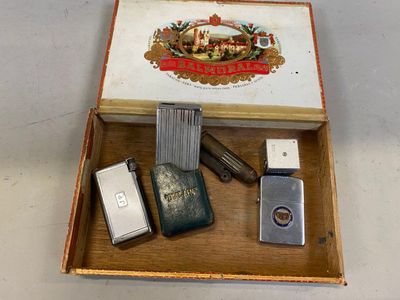 une boîte contenant un briquet, un briquet, un briquet et encore un briquet