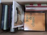 une boîte pleine de livres posée sur une table