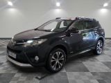 La Toyota RAV noire est garée dans une pièce dont le sol est à carreaux.