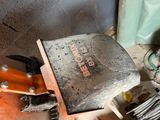 an old machine that is sitting on the floor