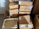 une pile de cartons empilés les uns sur les autres
