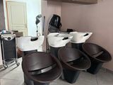 une pièce avec plusieurs lavabos et un miroir