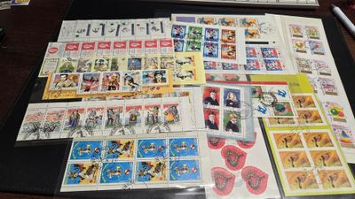 beaucoup de timbres posés sur une table, à côté d'un clavier