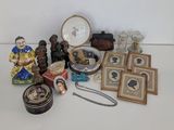 de nombreux objets posés ensemble sur la table