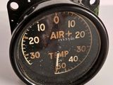 un gros plan d'une horloge sur laquelle figurent des chiffres