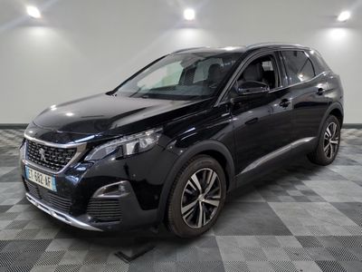 une voiture noire garée dans un garage au sol en damier