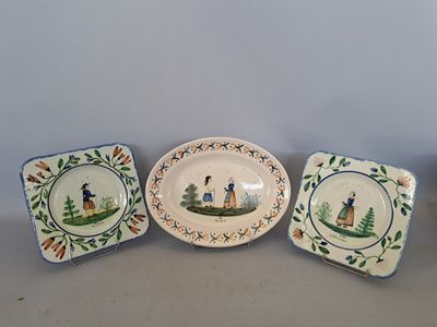 trois assiettes sur lesquelles figure la photo d'un couple