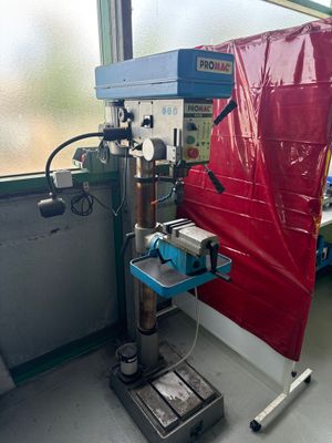 une machine posée sur une table dans une pièce