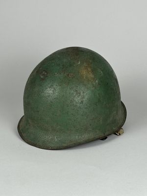 deux casques verts sont posés l'un sur l'autre