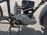 une vieille moto équipée d'un petit moteur
