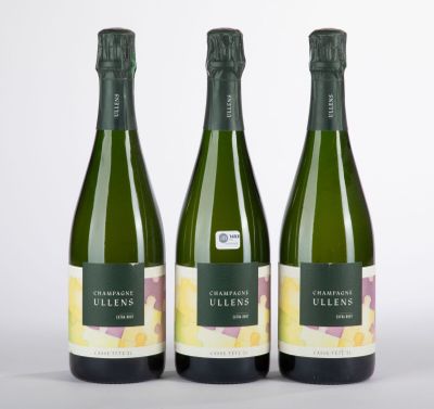 trois bouteilles de vin posées l'une à côté de l'autre sur une table