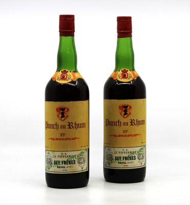 deux bouteilles de vin posées l'une à côté de l'autre sur une surface blanche