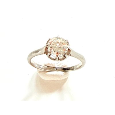 une image d'une bague en diamant sur fond blanc
