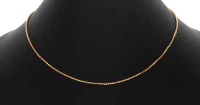 un collier à chaîne en or sur un mannequin mannequin mannequin mannequin mannequin mannequin mannequin mannequin mannequin mannequin