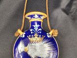 une image représentant un vase bleu et blanc orné d'un oiseau