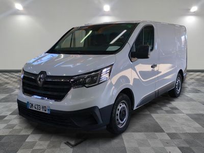 la camionnette blanche est garée dans une grande pièce au sol en damier