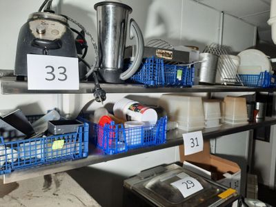 une étagère sur laquelle sont posés de nombreux objets, dans une pièce