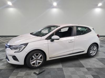 la voiture blanche est garée sur un carrelage à carreaux