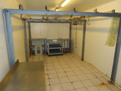 une image d'une cuisine avec beaucoup d'espace de travail