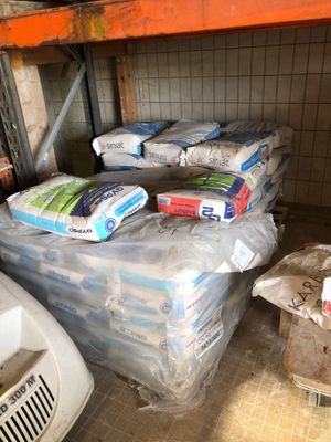 de nombreux paquets de papier toilette posés sur une étagère dans une pièce